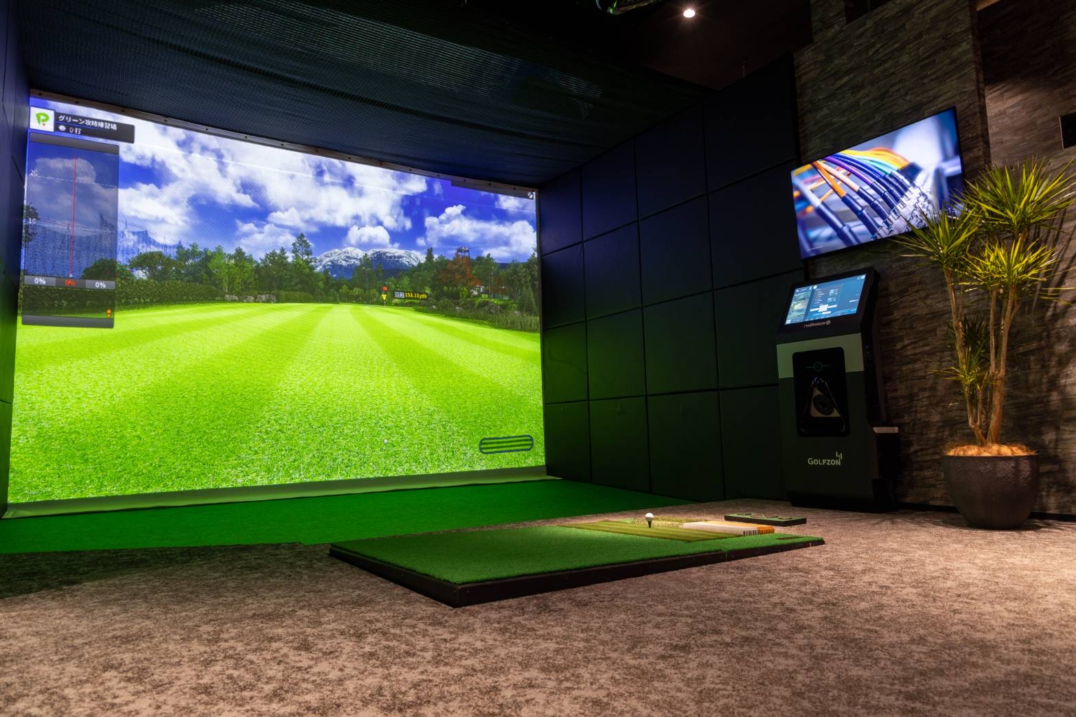 高崎店ではGOLFZONの最高級シミュレーターVISION PLUSの『T2 VISION PLUS』を設置