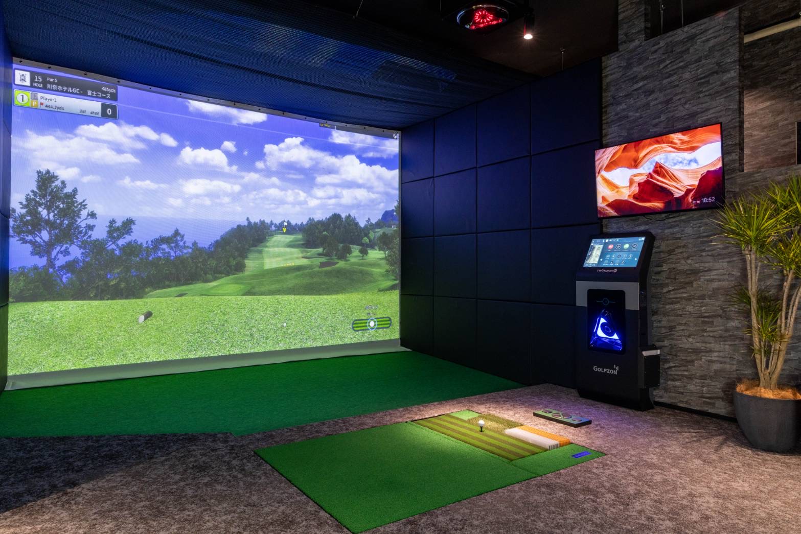 動画の視聴や、スイングチェックができる大型のモニターも完備